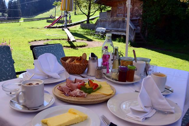 Frühstück auf der Gründlalm - Gastronomie am Berg.