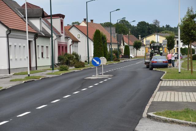 In der Ortsdurchfahrt Rauchwart wurde auf der gesamten Länge eine neue Asphaltschicht aufgebracht. | Foto: Martin Wurglits