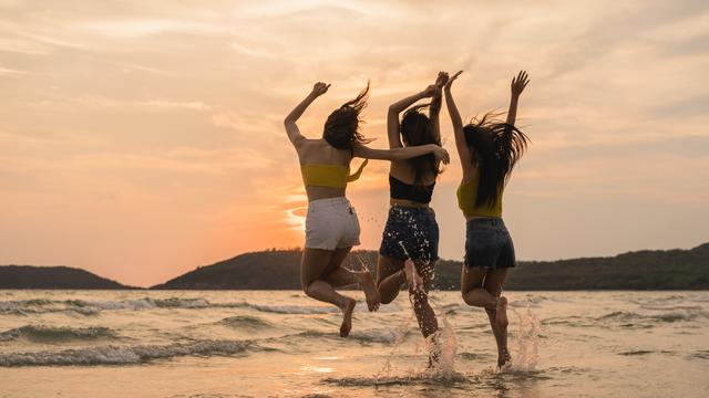 Viele Jugendliche wollen ihre Ferien lieber ohne Eltern verbringen. | Foto: freepik/tirachardz