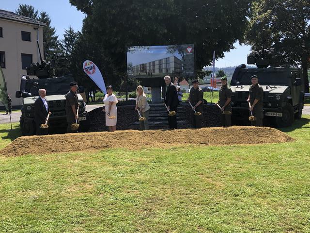 In Anwesenheit von Verteidigungsministerin Klaudia Tanner (4.v.l.) erfolgte der Spatenstich für das Unterkunftsgebäude.  | Foto: WOCHE