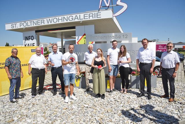 STR Peter F. Krammer, Obmann Dir. Wilhelm Gelb, Abgeordneter zum NÖ Landtag Martin Michalitsch, Raphael Kellner, Obmann-Stv. Anton Damböck, Sabrina Prokop, Markus Teufel und Julia Ambichl, Bürgermeister Mag. Matthias Stadler und Aufsichtsrats-Vorsitzender Walter Koller.