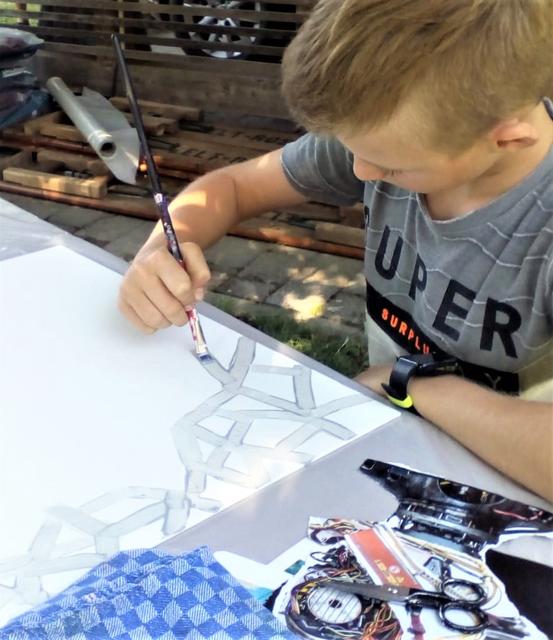 Konzentriertes Arbeiten im Sommeratelier | Foto: Mila Vuga