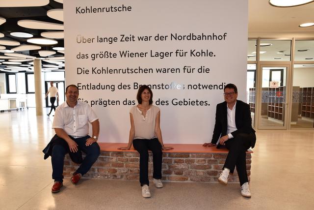 Vorabbesichtung des neuen Bildungscampus (v.l.): Bezirksrat Alexander Nikolai (SPÖ), Bezirksvize Astrid Rompolt (SPÖ) und Bildungsstadtrat Jürgen Czernohorszky (SPÖ).  | Foto: Markus Spitzauer