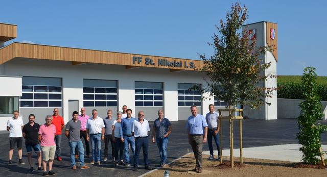 Bürgermeister Gerhard Hartinger (vorne rechts) und HBI Michael Edelsbrunner (6. v. l.) sind stolz auf die Baumpatenschaften der Firmen. | Foto: Marktgemeinde St. Nikolai im Sausal