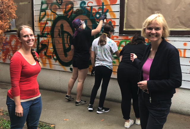 Das professionelle Graffiti-Sprayen steht bei den Hietzinger Jugendlichen hoch im Kurs weiß BV Silke Kobald (r.)