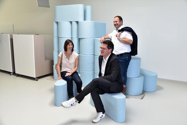 Vorabbesichtung des neuen Bildungscampus (v.l.): Bezirksvize Astrid Rompolt (SPÖ), Bildungsstadtrat Jürgen Czernohorszky (SPÖ) und Bezirksrat Alexander Nikolai (SPÖ). | Foto: Markus Spitzauer