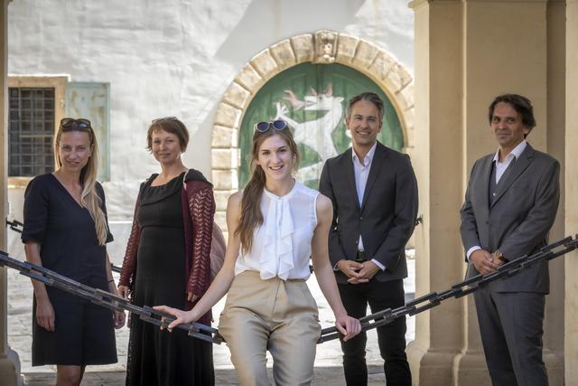 Stolz auf Ferienscout Bernadette Danklmayer: LR Juliane Bogner-Strauß, Andrea Orso-Hödl, Stadtrat Kurt Hohensinner, Clemens Berger ("checkit").