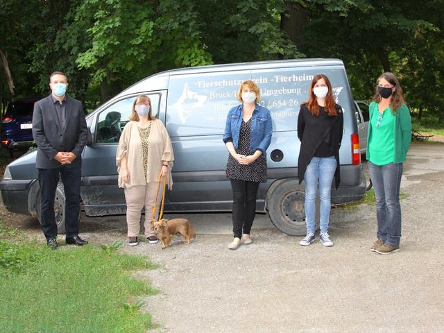 Im Vorstand sind jetzt v.l.n.r. Martin Holzeis (Schriftführer), Ursula Gugerell (Kassiererin, mit Hund Emil), Sonja Zwettler (Kassiererin Stv.), Anna Zwettler (Obfrau) und Anne Pillitsch (Obfrau Stv.).