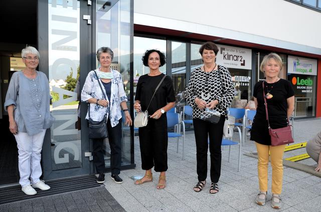 Die ausstellenden Künstlerinnen Margret Joch, Astrid Pazelt, Silvia Steinacher, Erika Drumel und und Dorli Vany.
