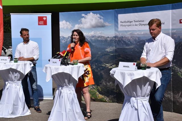 LH-Stv.in Ingrid Felipe (Grüne) präsentierte der Presse zusammen mit Tourismusverband-Obmann Alois Seyrling (li.) und TVB-Vorstand Christian Wandl (Biohotel Leutascherhof) das Zukunftsszenario vor dem Seefelder Bio-Ortswärme-Kraftwerk.
