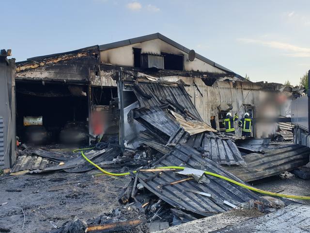 Mehrere Kundenfahrzeuge wurden bei dem Brand im Autohaus zerstört | Foto: FF MA