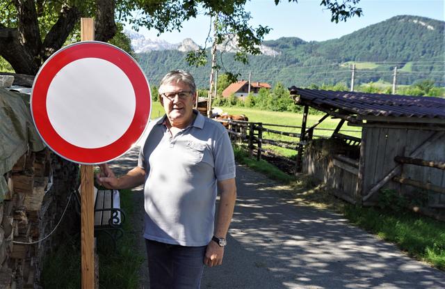 Bürgermeister Helmut Klose vor dem Grubbauernweg.