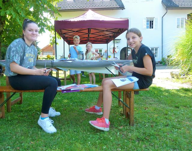 Erst mal Zeitschriften sichten und Motive ausschneiden... | Foto: Ambrusch