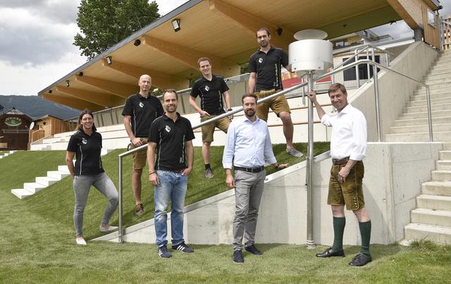Neue Tribühne Fussballplatz Mariapfarr: LR Stefan Schnöll, links daneben USC Obmann Stellvertreter Marc Degold, ganz rechts Bürgermeister Andreas Kaiser. dahinter Mitglieder des USC Mariapfarr-Weißpriach.