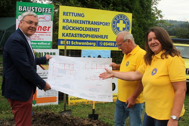 Die Pläne sind fix und der Spatenstich ist gesetzt: GR Ernst Kahr, Europa Ambulance-Präsident Herbert Gnaser und Europa Ambulance-Vorstand Nela-Maria Bonas (v.l.)