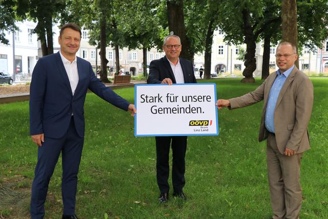 Ziehen mit den Gemeinden an einem Strang: v.l.: Nationalratsabgeordneter Klaus Führlinger, Landtagspräsident Wolfgang Stanek und Landtagsabgeordneter Christian Kolarik.
