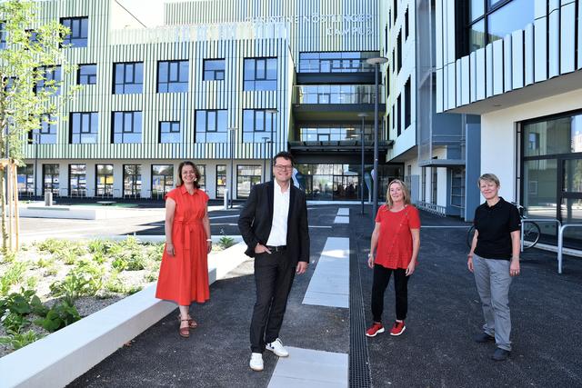 Der neue Bildungscampus  im Nordbahnviertel eröffnet im Herbst. Bei einer Vorabbesichtigung: Bildungsstadtrat Jürgen Czernohorszky (2.v.l.) mit den Leiterinnen von Volksschule, Kindergarten und Neuer Mittelschule. | Foto: Markus Spitzauer