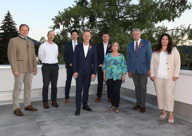 Der neu angelobte Trofaiacher Stadtrat mit Bezirkshauptmann Markus Kraxner.