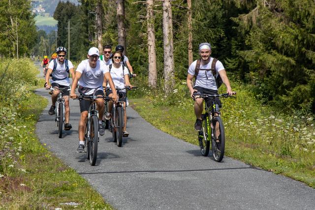 Der Gailtal Radweg R3 verläuft abseits des Verkehrs und führt durch Wälder und kleine Dörfer.