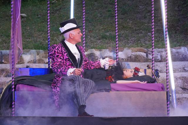Oberon verzaubert seine Frau Titania, gespielt von Hans-Jürgen Bertram und Irene Refela.