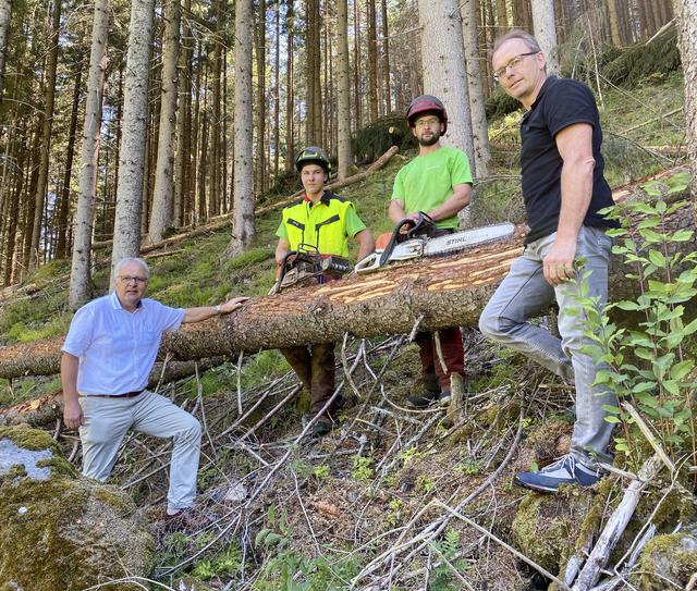 NR Hermann Gahr (li.) mit Arbeitern des Maschinenrings und Landtagsabgeordneten und Maschinenring Osttirol Geschäftsführer Martin Mayerl (re.). | Foto: privat