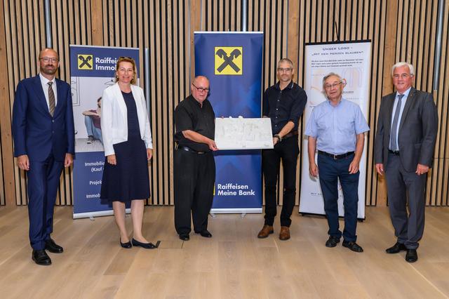V.l.n.r.: RLB-Vorstandsdirektor Reinhard Schwendtbauer, Bürgermeisterin Elisabeth Teufer, Christian Hackl, Andreas Henter, Stv. Regionaloberer Pater Hans Eidenberger und Direktor Walter Mayr.