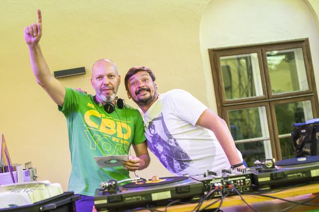 Sunny Sunday Chillout Zone: Capital Selecta und Rolo Mongolo sorgten für Reggae-Sounds im Töpperschloss Neubruck.