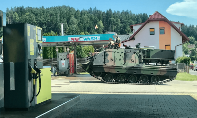 Der Panzer bei der Tankstelle in Wernberg