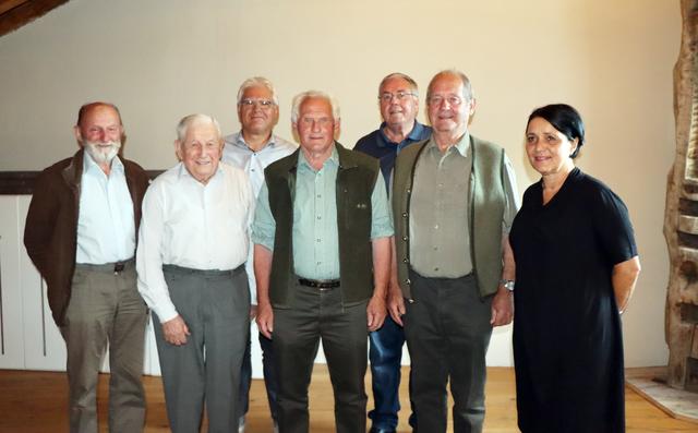 Die Zeitzeugen Luis Streng, Hans Juen, Alois Hauser und Hans Huber mit GRin Theresia Schönher (1. Reihe v.l.), Bgm. Siegmund Geiger und Vizebgm. Josef Reheis.