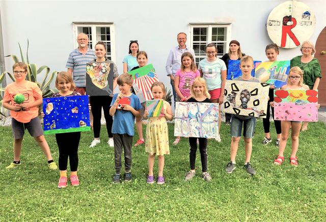 Abschlussfoto auch mit GR Mirko Oraže, Assistentin Verena Mertel, Vizebürgermeister Michael Graschitz, Künstlerin Barbara Ambrusch-Rapp und Galeristin Marija Šikoronja mit den nach der "pop-up-Ausstellung" noch da gebliebenen jungen Kreativen | Foto: Christian Kircher