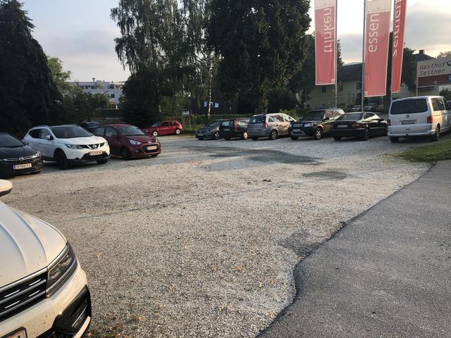 Nur noch bis Ende August dürfen Autos hier gratis parken. Dann will der neue Eigentümer Garagen und Freistellplätze errichten.