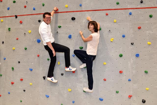 Testen die neue Boulderwand: Stadtrat Jürgen Czernohorszky und Bezirksvize Astrid Rompolt (beide SPÖ). | Foto: Markus Spitzauer
