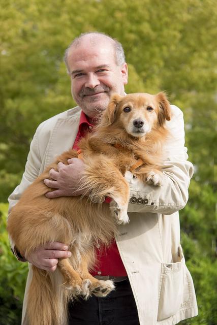 Heli Dungler mit seinem Hund Cupper im Jahr 2019.