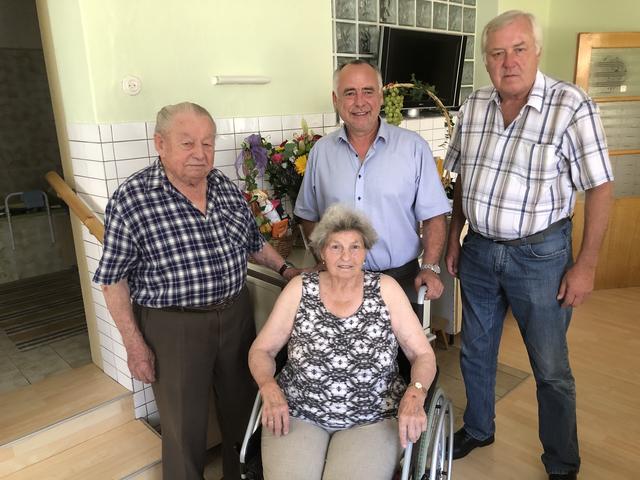 Bürgermeister Roman Sigmund und Vize Raimund Poitschek gratulierten Maria Hergolitsch aus Haringsee zum 90. Geburtstag und überreichten einen Geschenkskorb und Blumen.