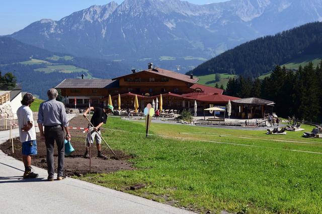 Saubermachen und letztes Handanlegen für die Inbetriebnahme.  | Foto: Schwaighofer