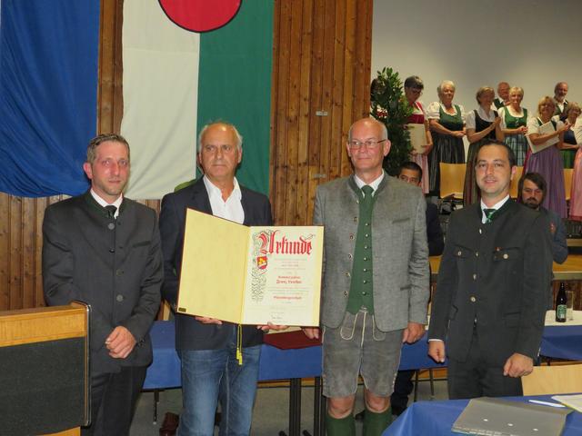 Franz Loschat (2.v.l.) wurde im Rahmen der konstituierenden Sitzung des neugewählten Gemeinderates von Gemeindekassier Franz Hude, Bgm. Joachim Lackner und Vizebgm. Martin Schuchaneg zum Ehrenbürger ernannt.