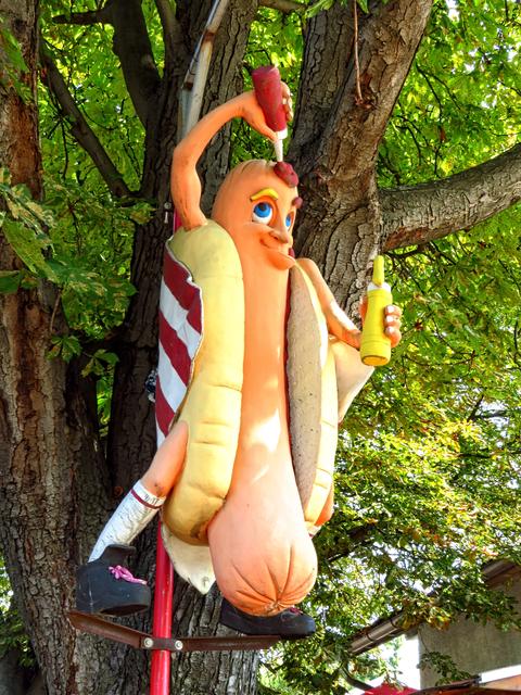 Merkwürdige Werbefigur. Nach der Ketchup-Garnierung wird er sich wohl selbst besenftigen - natürlich: besänftigen. Seltsame Assoziationen vermittelt dieses Testimonial!