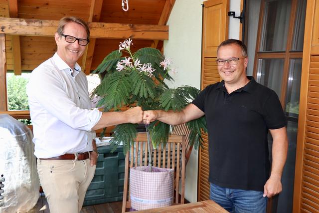 Runder Geburtstag: Bgm. Marcus Martschitsch gratulierte Heinz Steinbauer namens der Stadtgemeinde mit einem Geburtstagsbaum. | Foto: Alfred Mayer