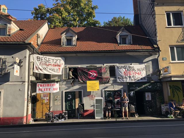 Besetzt: Aktivisten wollen, dass das Girardi-Geburtshaus in der Leonhardstraße wieder ein Ort der Kultur wird.