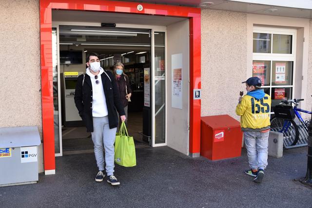 Wer in einem Supermarkt einkauft muss wieder verpflichtend eine Maske tragen. | Foto: Markus Spitzauer