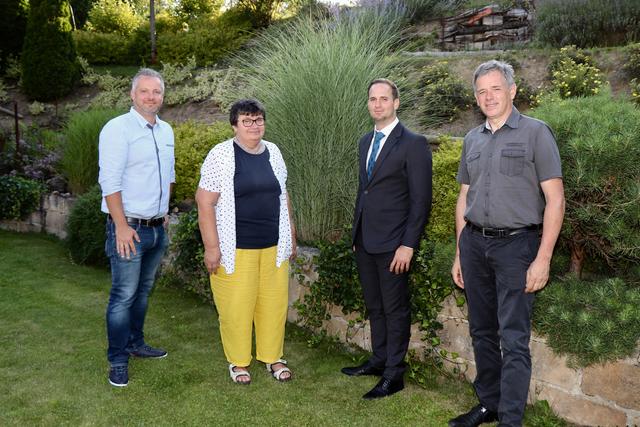 Einstimmigkeit: Gemeindekassier Christian Kirchsteiger, Johanna Riegelbauer, Bgm. Matthias Kratzmann, Vzbgm. Josef Berghofer (v.l.).