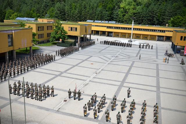 Mit großen Abständen waren die Soldaten zur Angelobung angetreten.
