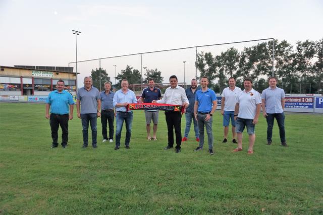 Obmann BGM. Franz Jost mit Finanzstadtrat Christian Sommerbauer, Raiffeisenbank Fürstenfeld-GF Manfred Terzer und dem neu gewählten Vorstandsteam.