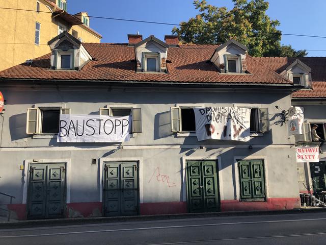 Baustopp: Die Aktivisten wollen verhindern, dass abgerissen wird.
