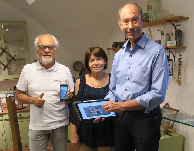 Elfriede Kotrba (Leiterin Heimatmuseum) und Mag. Hubert Voigt (Leiter Apothekenmuseum) präsentieren stolz gemeinsam mit Mauthausen Tourismus Vorsitzenden Gottfried Kraft die Online Besuchsmöglichkeit der Mauthausener Schlossmuseen per 360-Grad Rundgang.