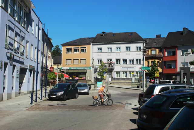 Mangelnde Bushaltebuchten und die Kurve zum Kirchenberg sorgen auch ohne Umleitung oft für Stau am Marktplatz. | Foto: Eckhart Herbe
