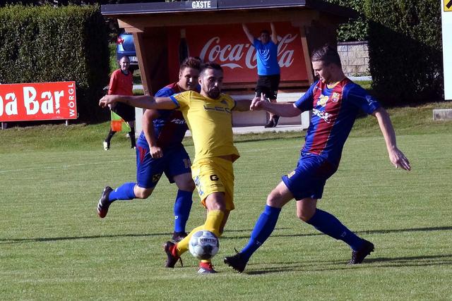 Keine Probleme gab es für Mayrhofen (gelb) beim FC Bruckhäusl.