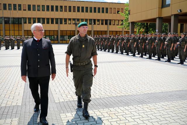 Brigadier Gstrein und der Nationalratsabgeordnete Hermann Gahr beim Abschreiten der Front.