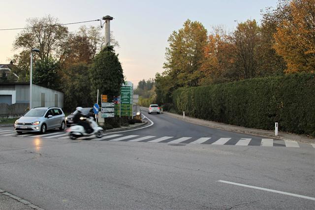 So ruhig ist es selten bei der Einmündung der Gusental-Bezirksstraße in St. Georgen. Linksabbieger sorgen in Stoßzeiten oft für lange Staus bis zum Einsatzzentrum. | Foto: Eckhart Herbe