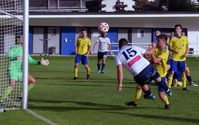 Kirchdorf (weiß) siegte über den bisherigen Cupschreck FC Bad Häring mit 2:1 Toren.